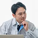 従来看板だけでは売上に限界を感じる看板業者のイラスト