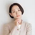 LEDビジョンの問い合わせ対応に悩む女性スタッフのイラスト